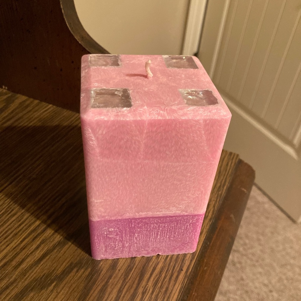 Pink blueberry scented candle with crystals